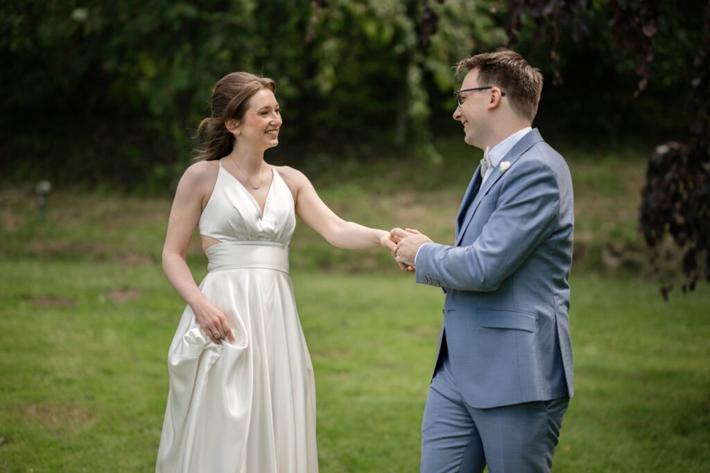Braut und Bräutigam sehen sich beim First Look im Hofgut Hohenstein an