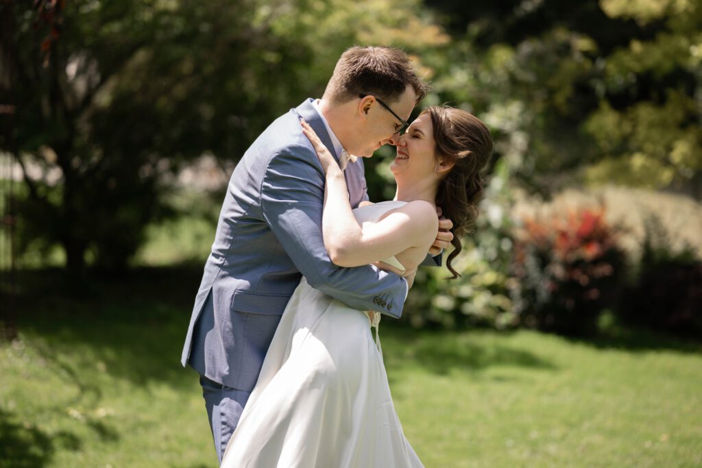 Brautpaar umarmt sich beim Paarshooting im Hofgut Hohenstein