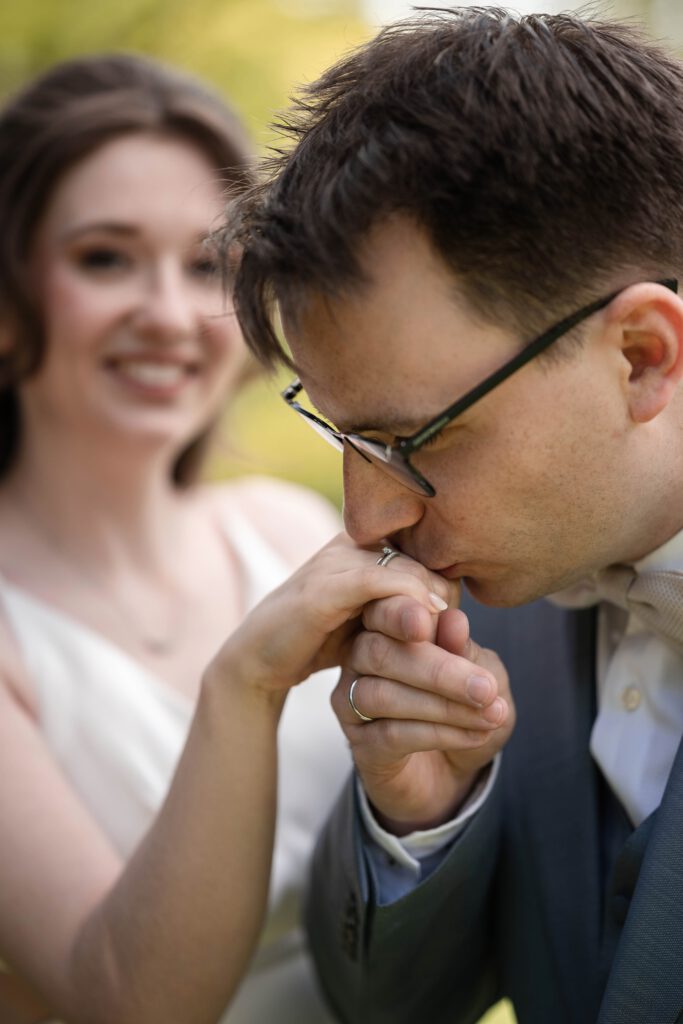 Brautpaar küsst sich beim Hochzeitsshooting im Hofgut Hohenstein