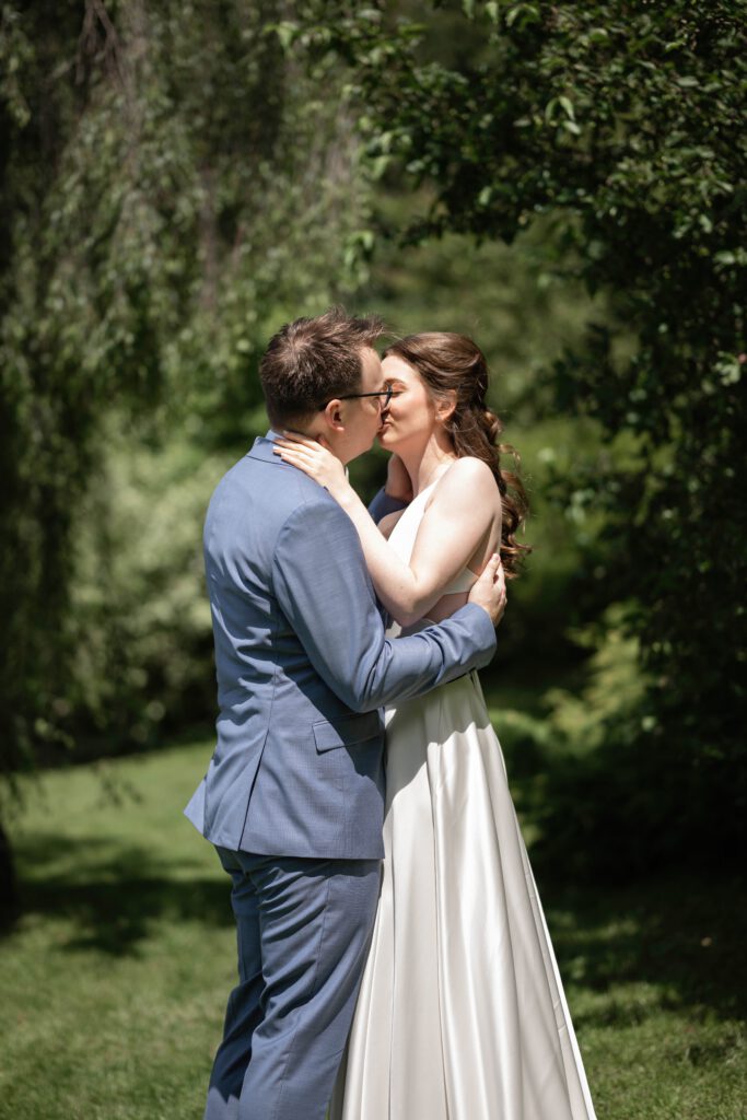 Bräutigam küsst die Hand der Braut beim Paarshooting im Hofgut Hohenstein