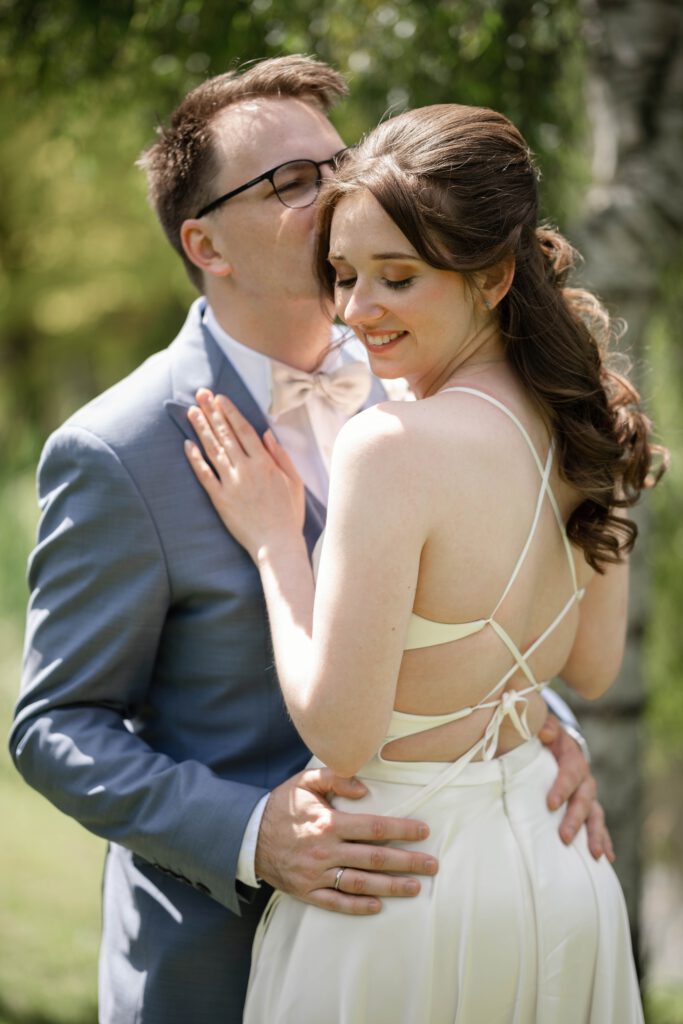 Brautpaar umarmt sich innig beim Paarshooting im Hofgut Hohenstein