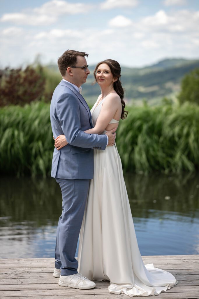 Braut und Bräutigam stehen am Steg beim Hochzeitsshooting im Hofgut Hohenstein
