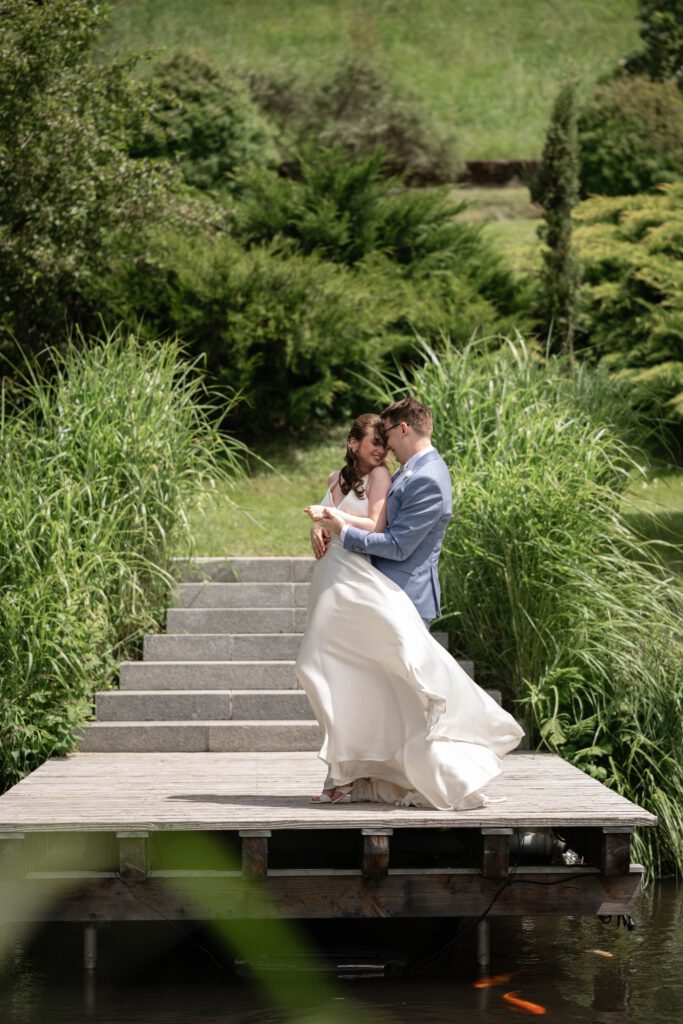 Brautpaar tanzt auf dem Steg beim Paarshooting im Hofgut Hohenstein