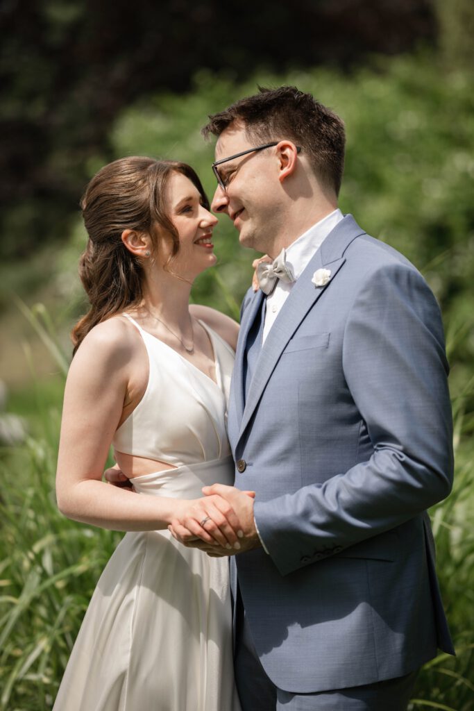 Nahes Brautpaarporträt beim Paarshooting im Hofgut Hohenstein