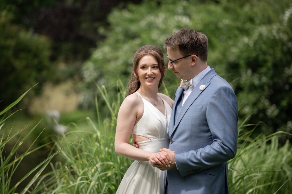 Braut lächelt beim Paarshooting im Hofgut Hohenstein, Bräutigam schaut sie an