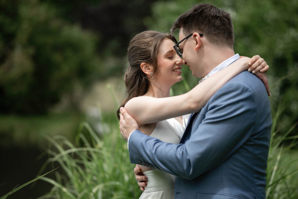 Brautpaar umarmt sich romantisch beim Hochzeitsshooting im Hofgut Hohenstein