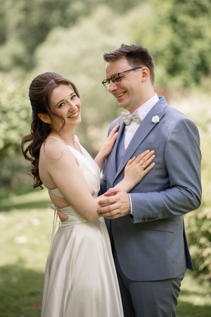 Braut lächelt in die Kamera beim Paarshooting im Hofgut Hohenstein