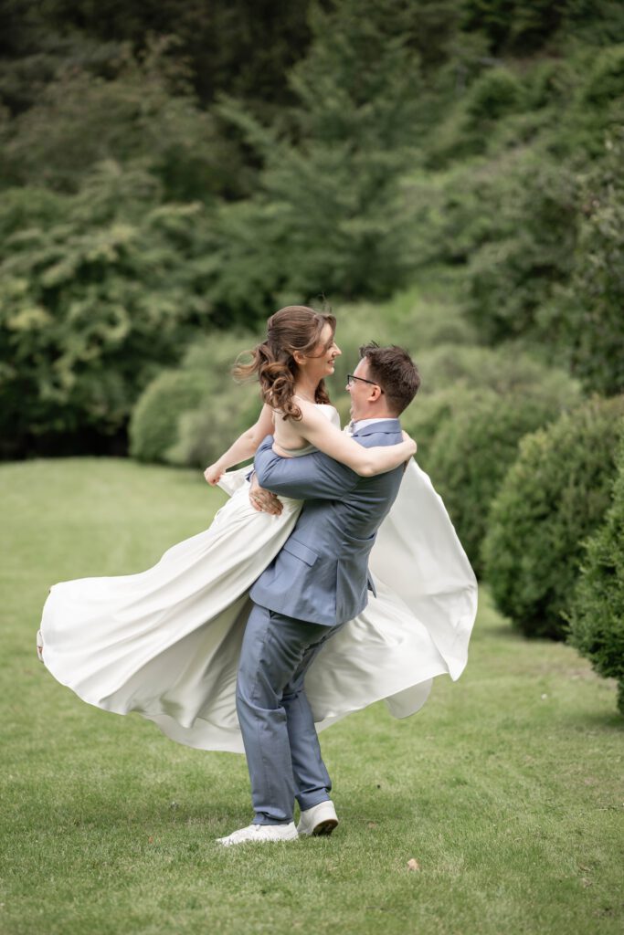 Bräutigam hebt die Braut hoch beim Hochzeitsshooting im Hofgut Hohenstein
