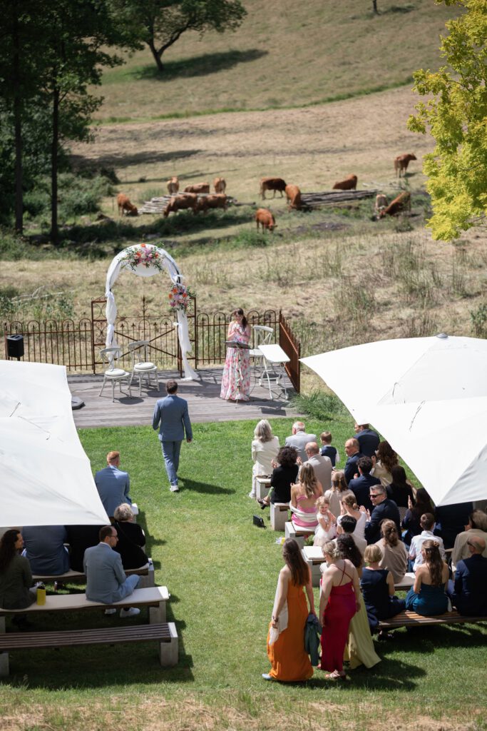 Freie Trauung im Hofgut Hohenstein mit Gästen und Traubogen