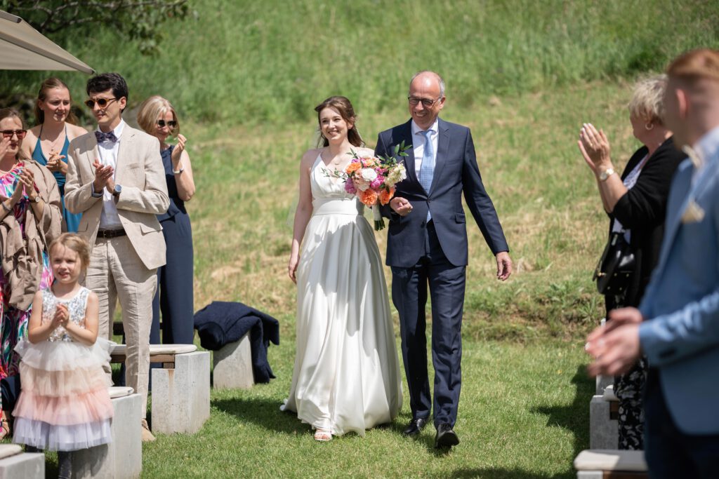 Braut wird von ihrem Vater zur freien Trauung im Hofgut Hohenstein geführt