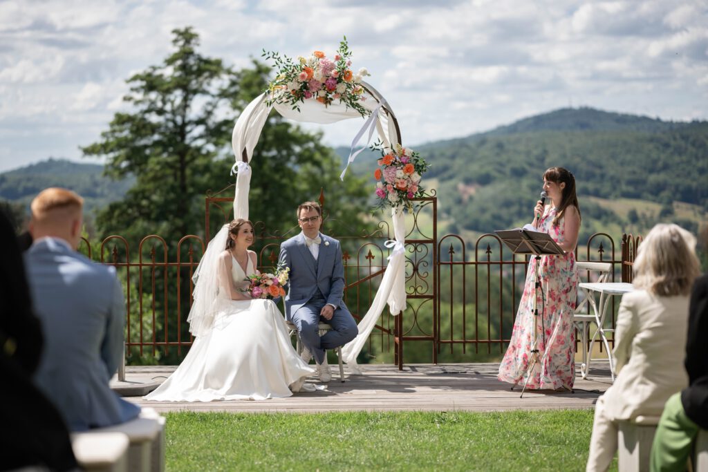 Braut und Vater gehen durch die Gäste bei der freien Trauung im Hofgut Hohenstein