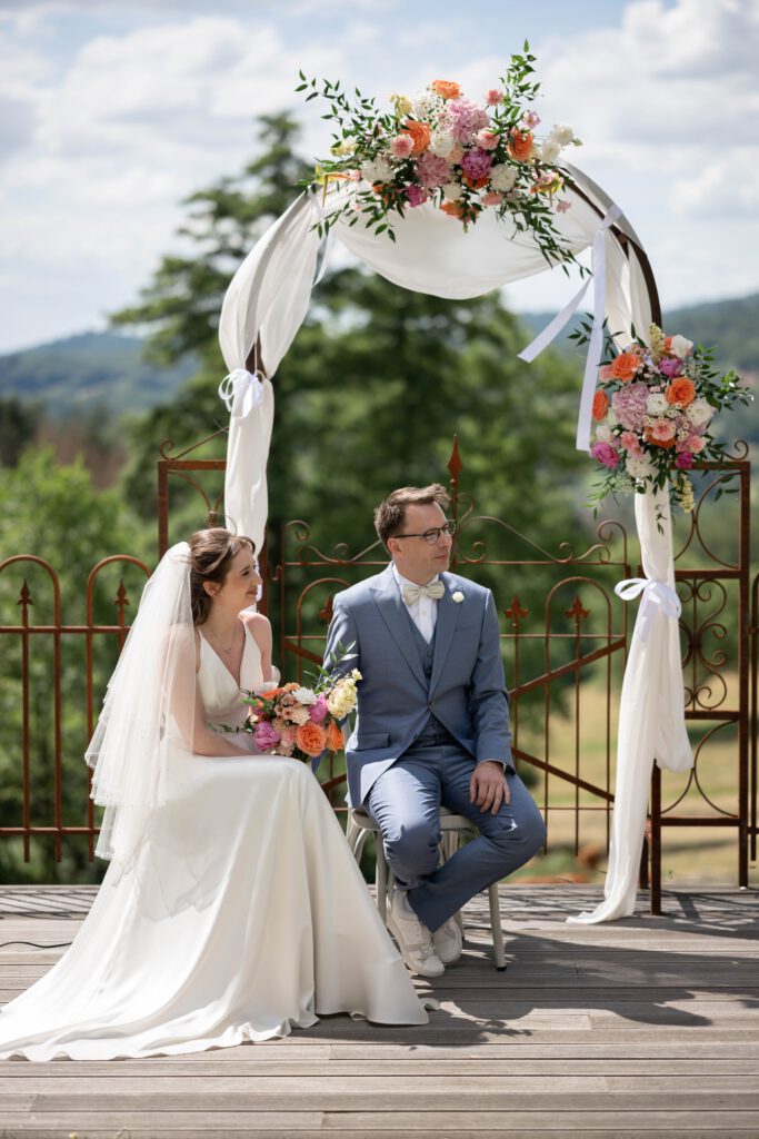 Freie Trauung im Hofgut Hohenstein mit Traubogen und Bergblick