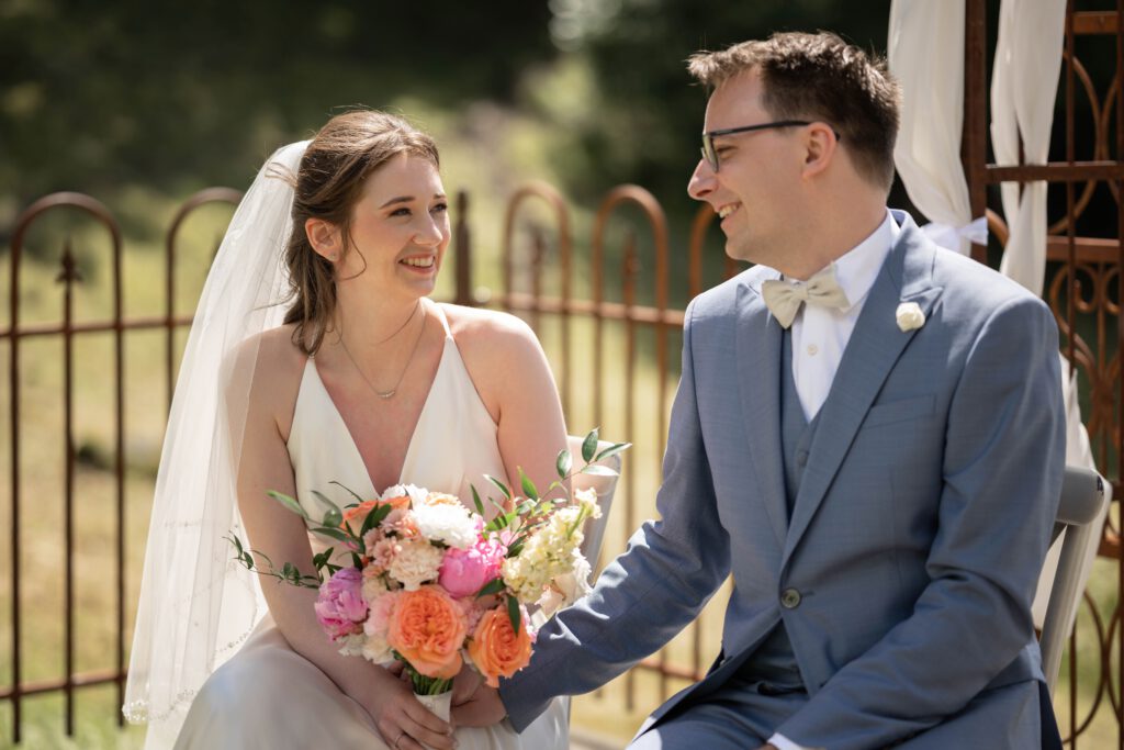 Brautpaar sitzt während der freien Trauung im Hofgut Hohenstein