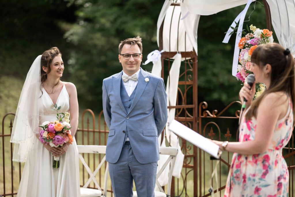 Traurednerin spricht bei der freien Trauung im Hofgut Hohenstein