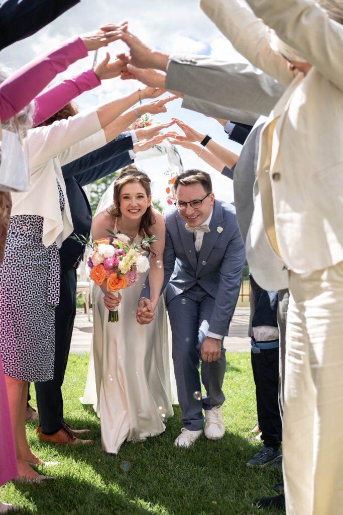 Brautpaar läuft durch den Spalier der Gäste nach der freien Trauung im Hofgut Hohensteinfgut Hohenstein