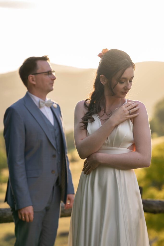 Braut im Vordergrund, Bräutigam im Hintergrund beim Hochzeitsshooting im Hofgut Hohenstein