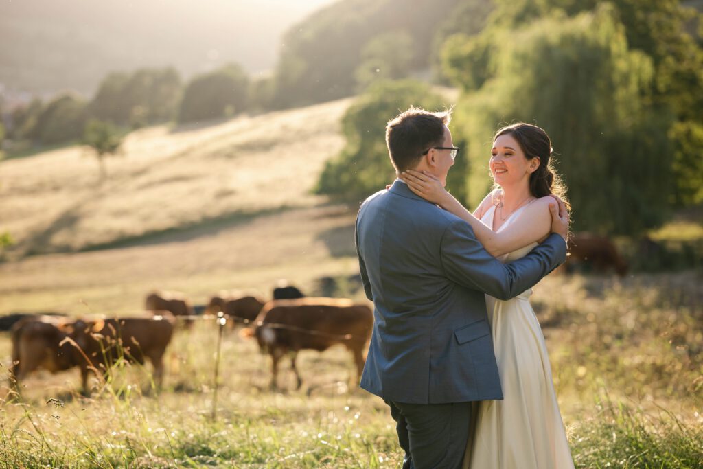 Brautpaar umarmt sich im Abendlicht beim Hochzeitsshooting im Hofgut Hohenstein