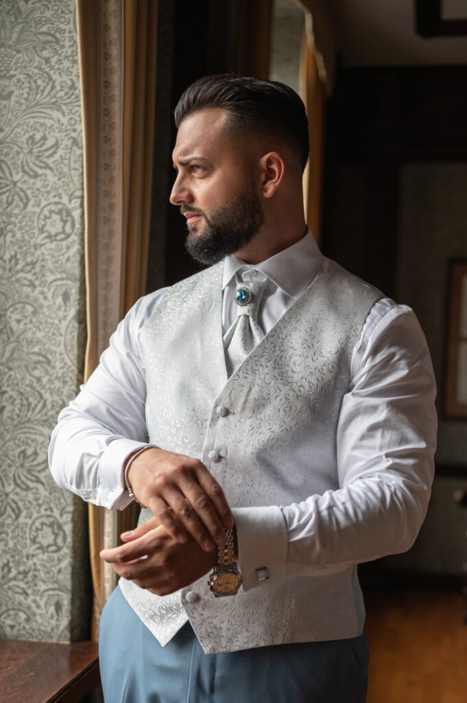 Bräutigam beim Getting Ready vor der Hochzeit in Mainz, eleganter Hochzeitsanzug