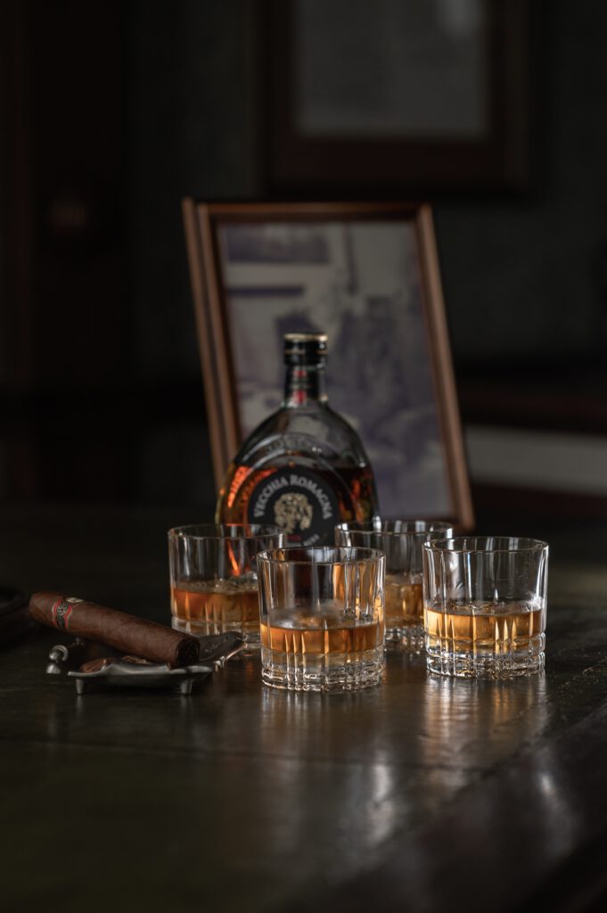 Whiskygläser und Zigarre als Hochzeitsdetails beim Getting Ready in Mainz