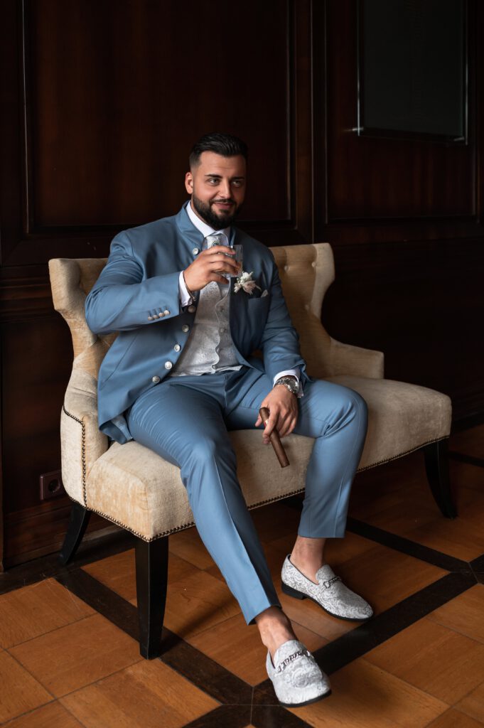 Bräutigam sitzt entspannt im Sessel mit Whisky vor der Hochzeit in Mainz
