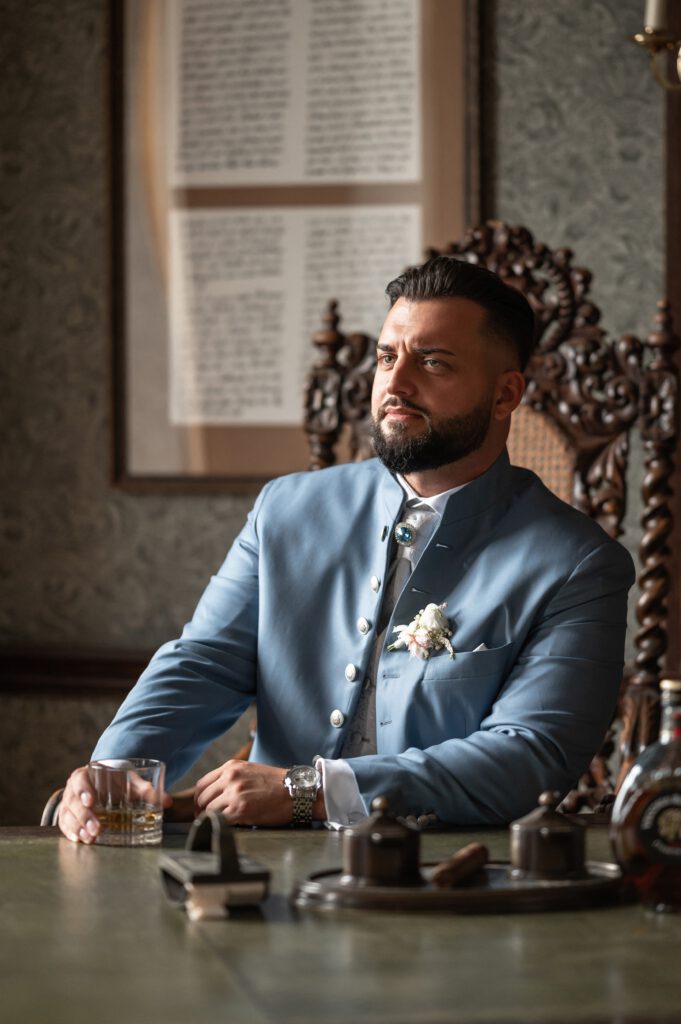 Klassisches Porträt des Bräutigams beim Getting Ready in Mainz