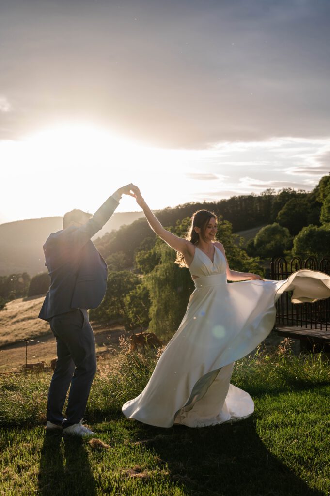 Braut dreht sich im Kleid, Bräutigam hält ihre Hand im Hofgut Hohenstein