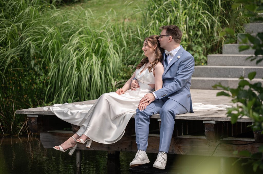 Braut lehnt sich an den Bräutigam beim Paarshooting im Hofgut Hohenstein