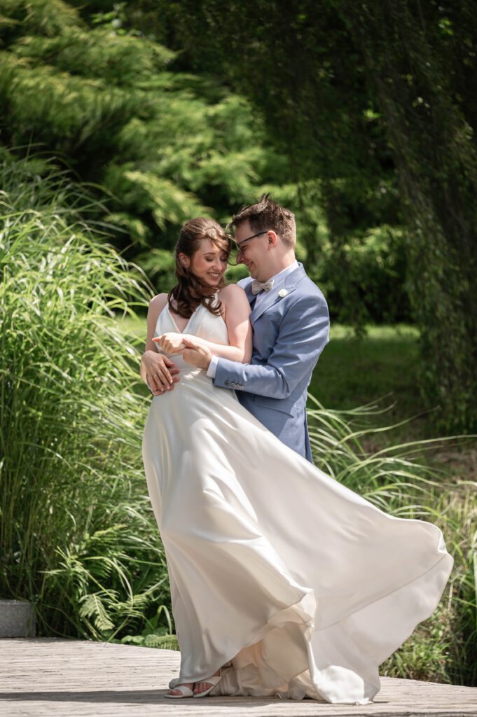 Brautkleid weht beim Paarshooting im Hofgut Hohenstein