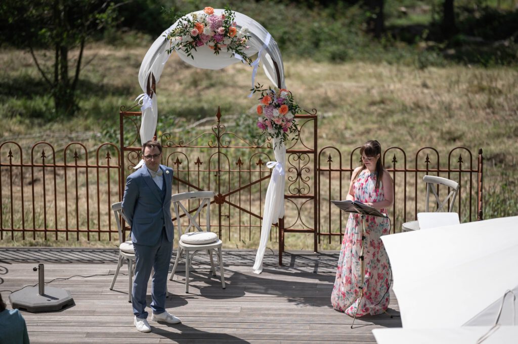 Freie Trauung im Hofgut Hohenstein mit Traurednerin und Traubogen