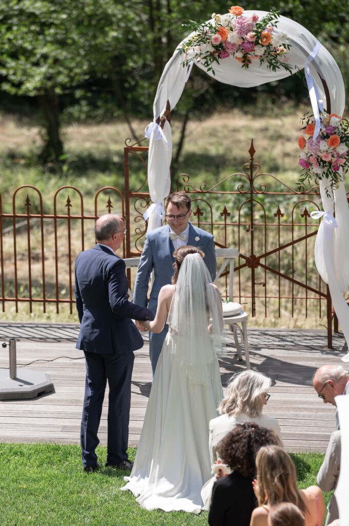 Vater übergibt die Braut an den Bräutigam bei der freien Trauung im Hofgut Hohenstein