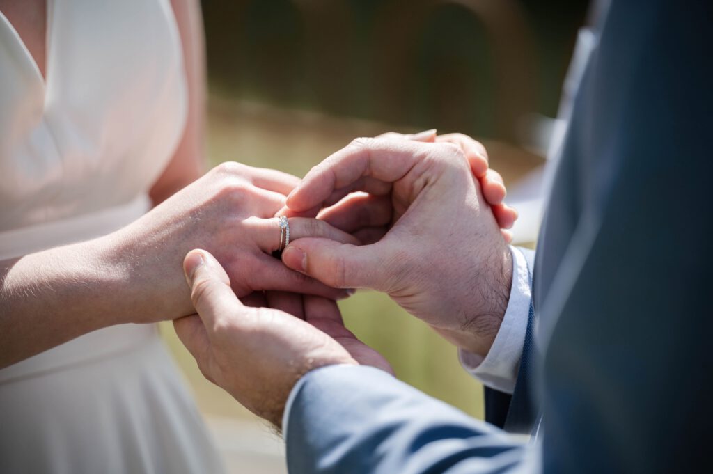 Detailaufnahme vom Ringtausch bei der Hochzeit im Hofgut Hohenstein