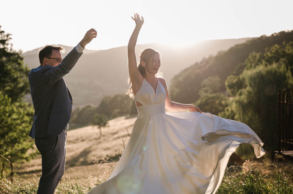 Braut tanzt im Abendlicht während des Hochzeitsshootings im Hofgut Hohenstein