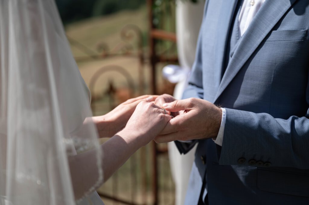 Ringtausch bei der Hochzeit im Hofgut Hohenstein, Detailaufnahme der Hände